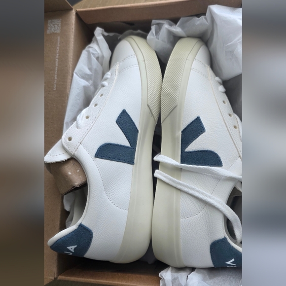 Veja White Sneakers with Blue Accents Size 7.5 NEW - Picture 2 of 8